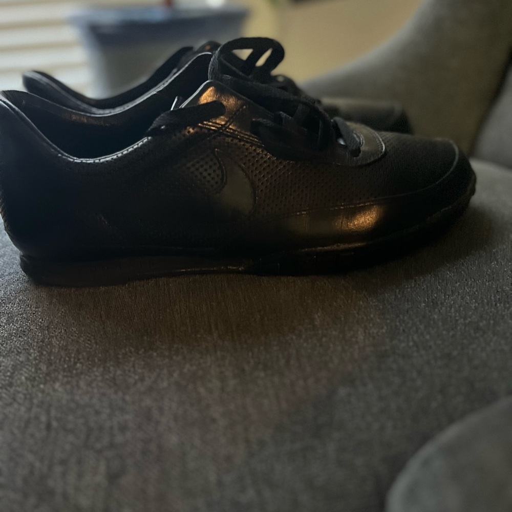 Black casual Nike men’s shoes